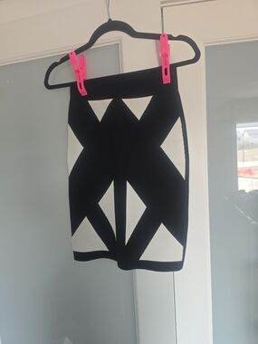 BCBGMaxAzria Black and White Geometric Mini Skirt